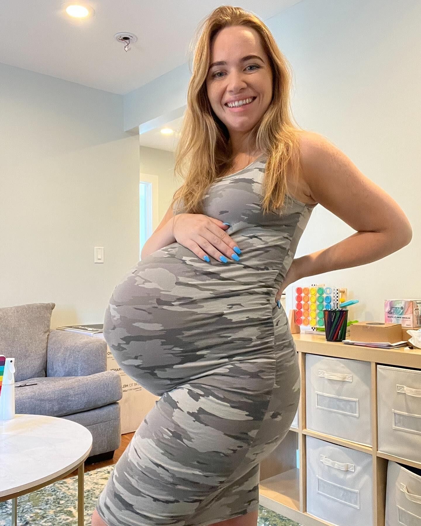 Rachel amateur embarazada con una barriga enorme