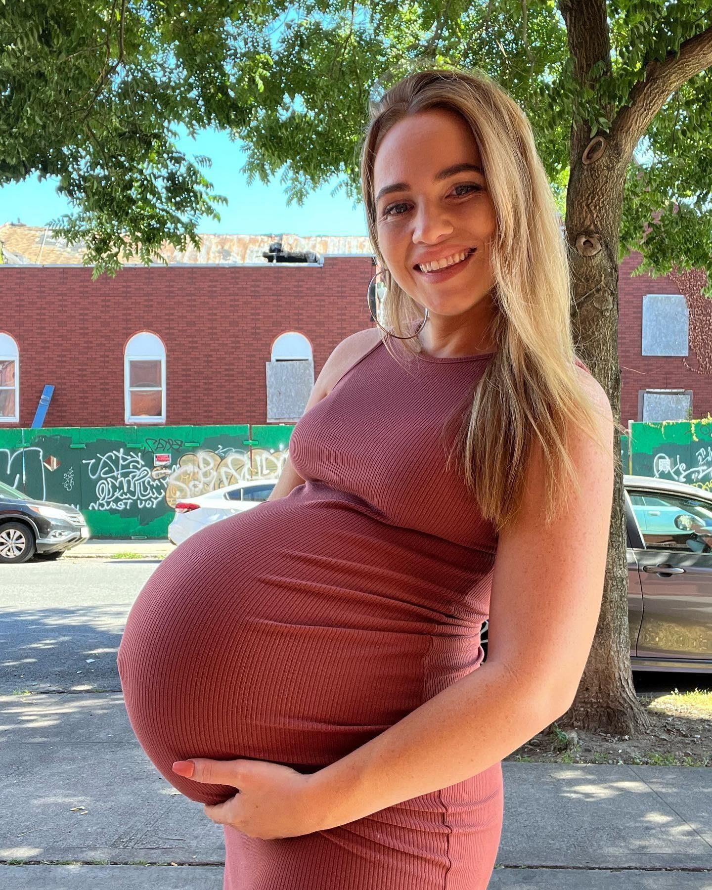 Rachel amateur embarazada con una barriga enorme