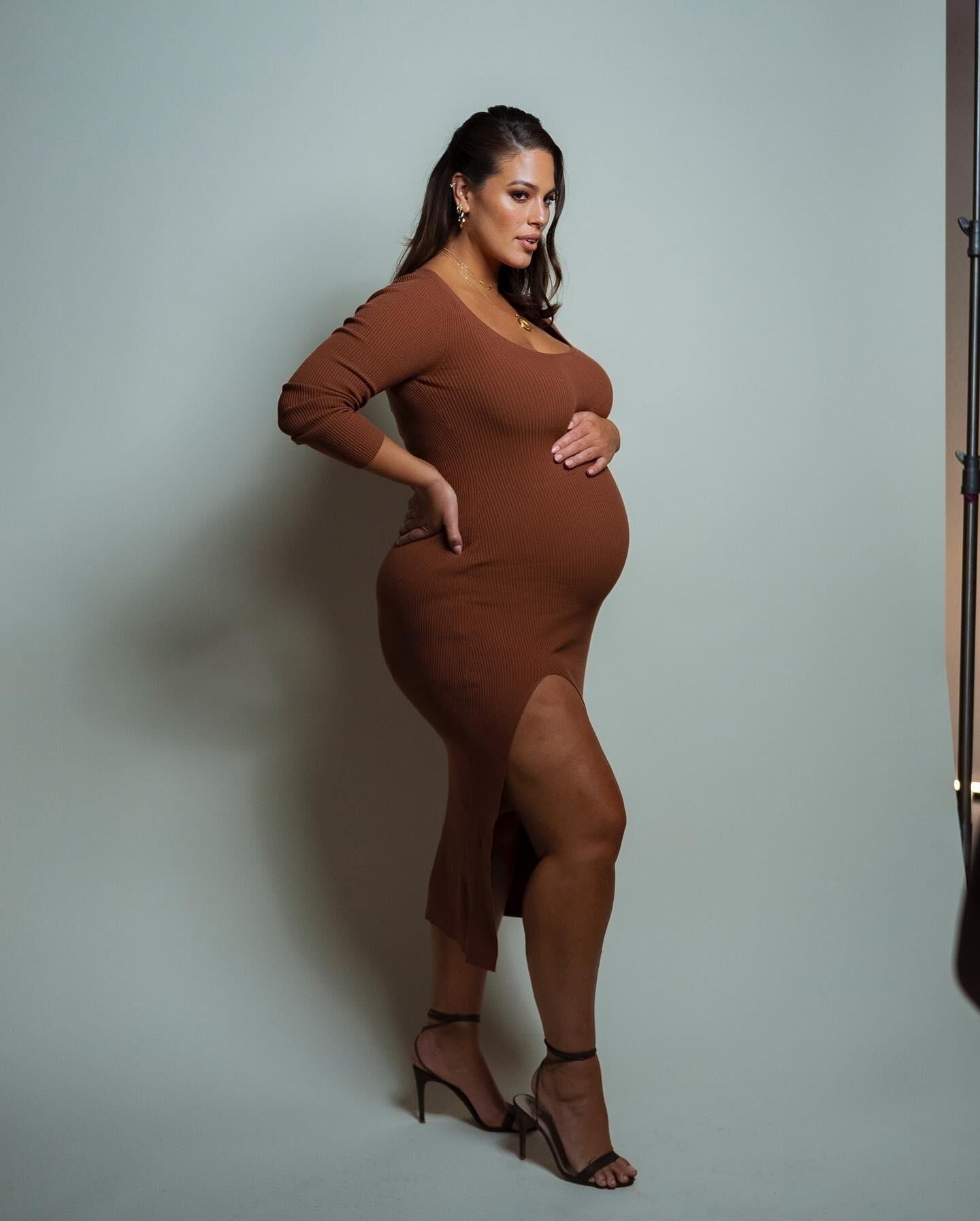 Hot curvy mom Ashley very pregnant