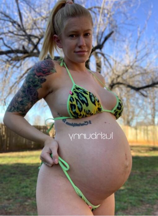 Super-Sexy Blonde Preggo with Trashy Tats