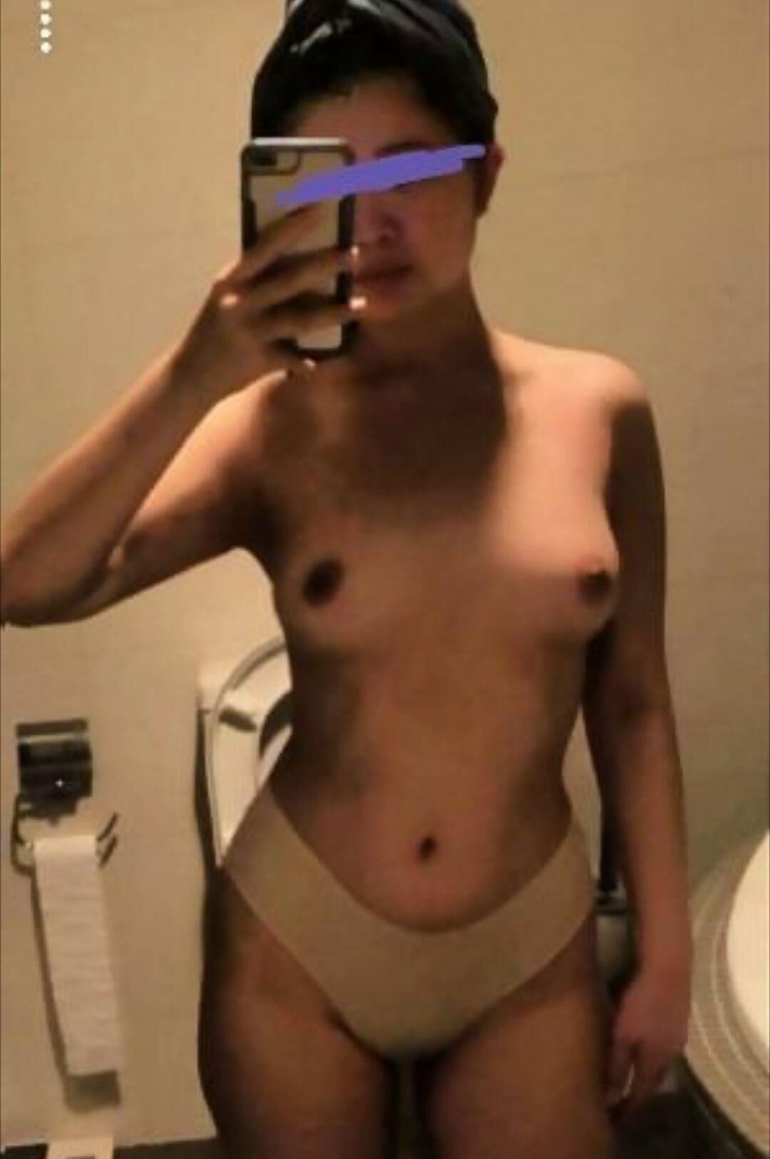 Perla tomándose selfies