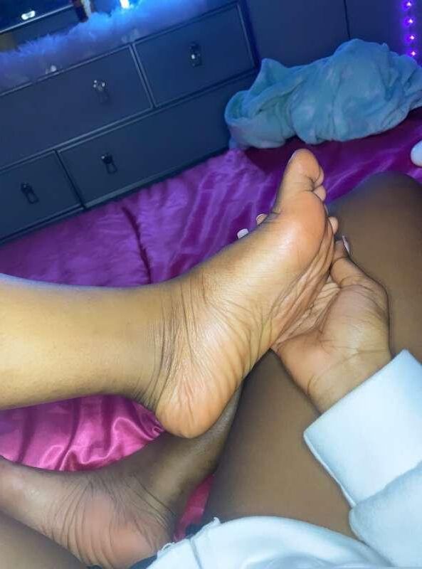 Cutie Ebony Feets