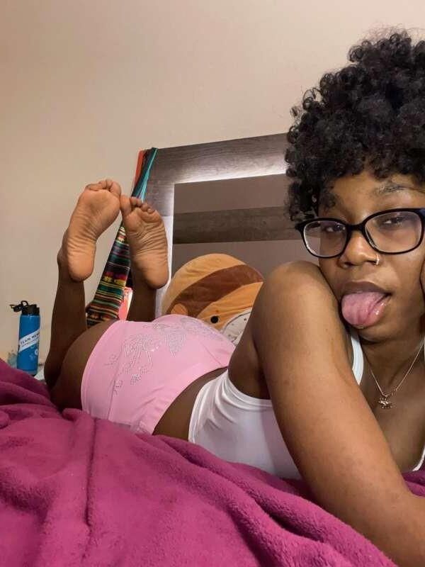 Cutie Ebony Feets