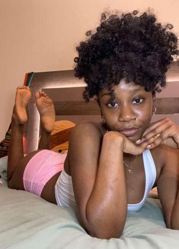 Cutie Ebony Feets