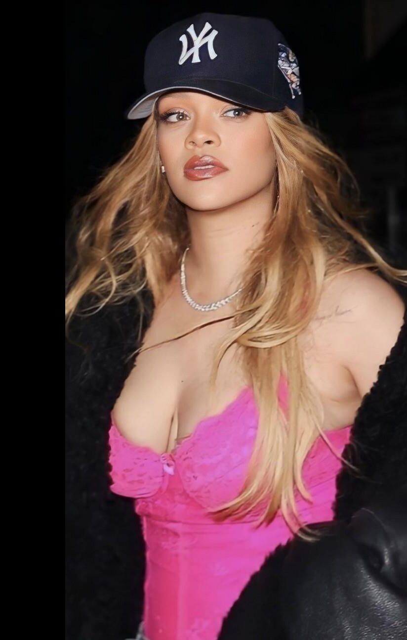 RIHANNA TETAS Y CULO