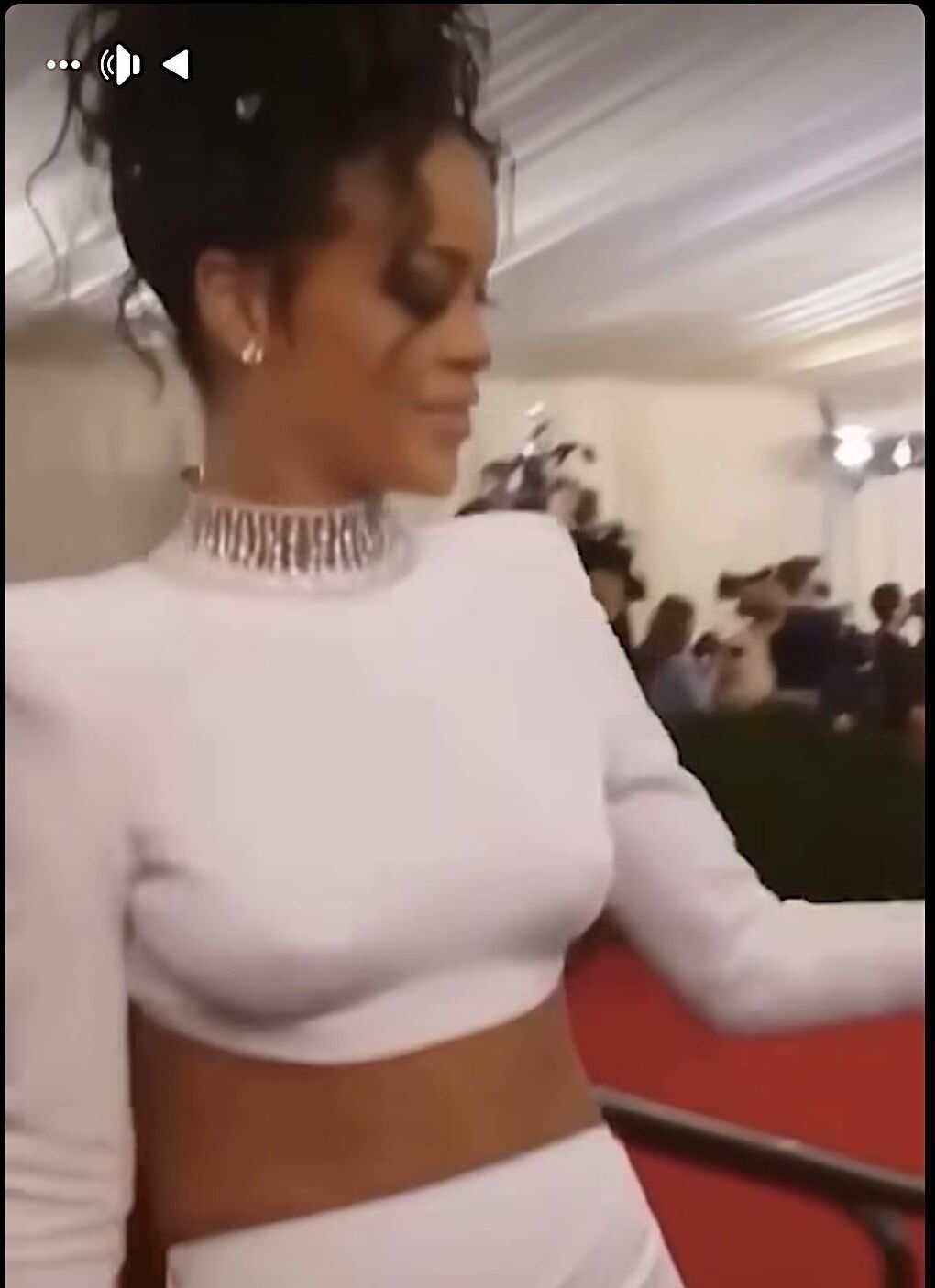 RIHANNA TETAS Y CULO