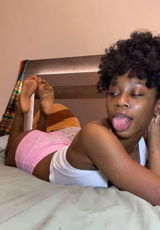 Cutie Ebony Feets