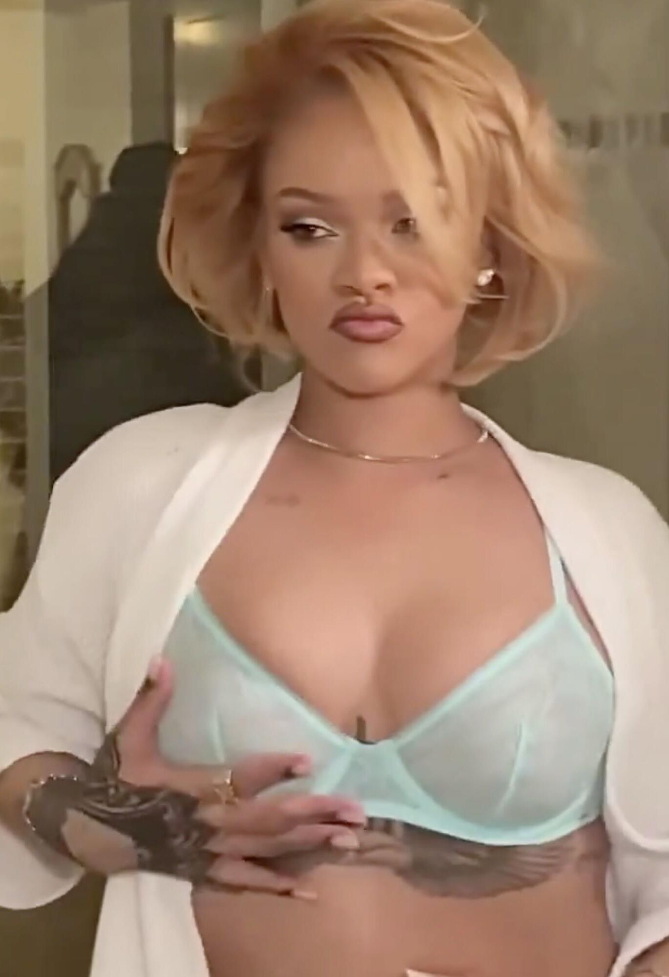 RIHANNA TETAS Y CULO