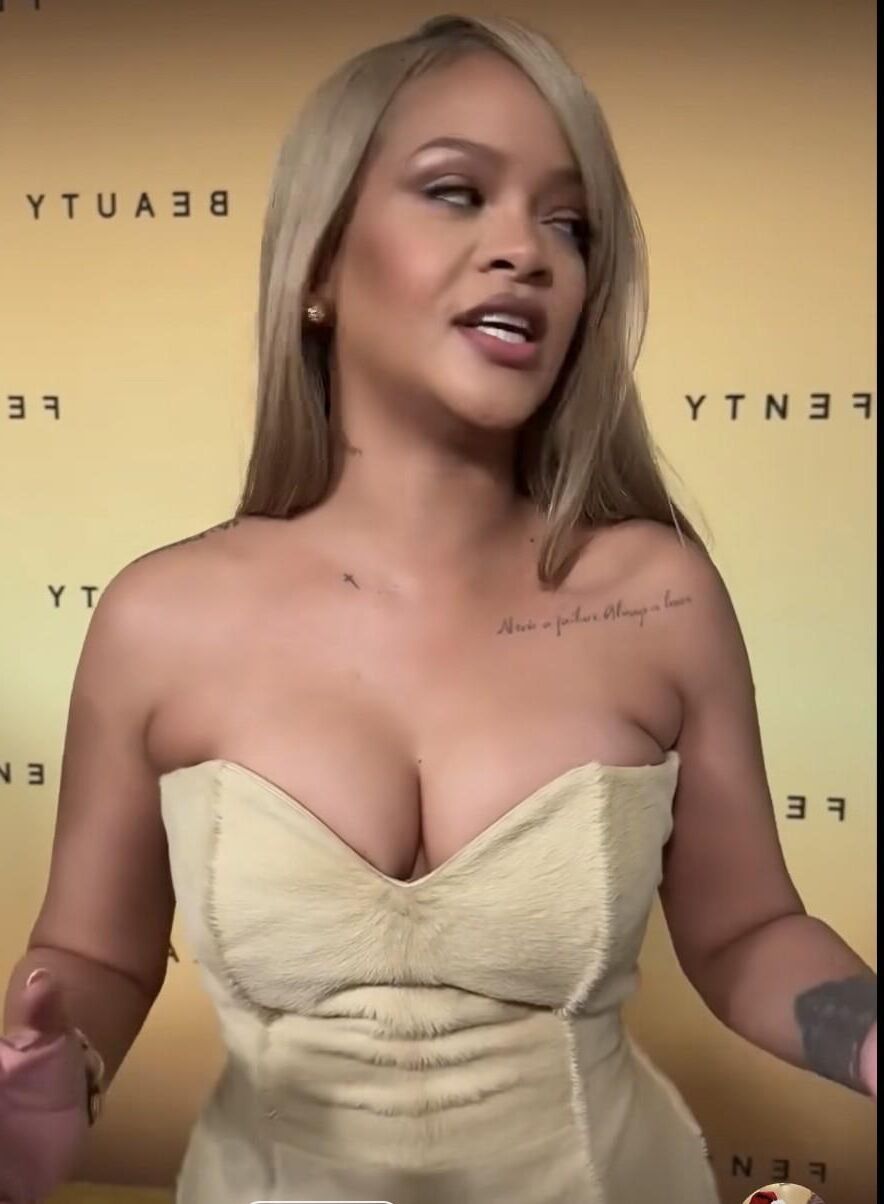 RIHANNA TETAS Y CULO