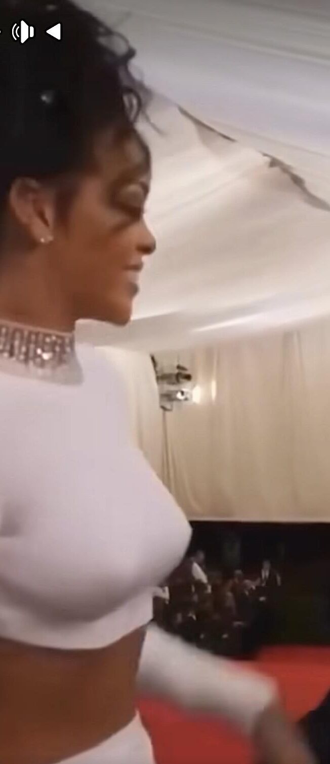 RIHANNA TETAS Y CULO