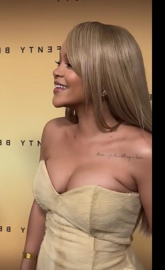 RIHANNA TETAS Y CULO