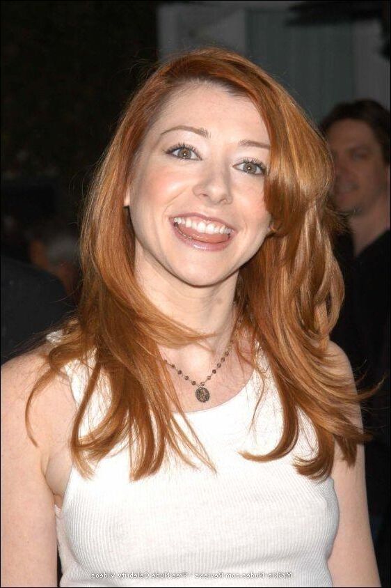 Alyson Hannigan lindas tetas asomando a través de su batidora