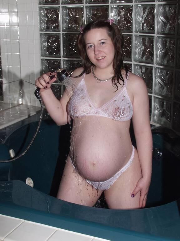 Karen embarazada se desnuda en un jacuzzi