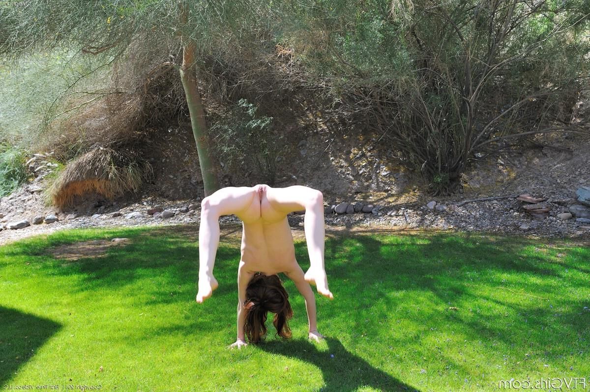 Naked Yoga: chicas flexibles que se estiran y doblan 04