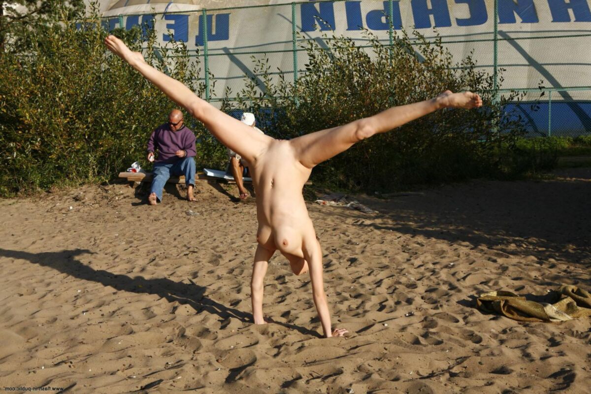 Naked Yoga: chicas flexibles que se estiran y doblan 09