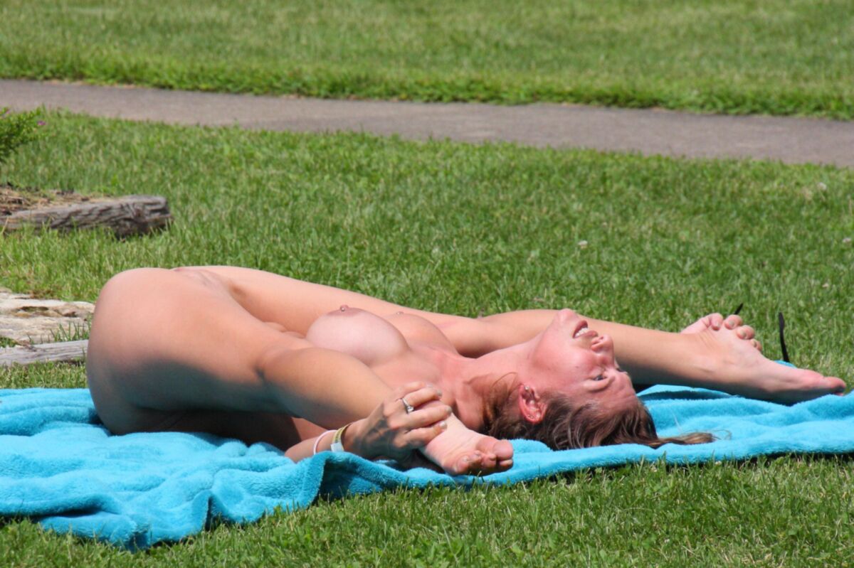 Yoga nu : des filles flexibles qui s'étirent et se plient 11