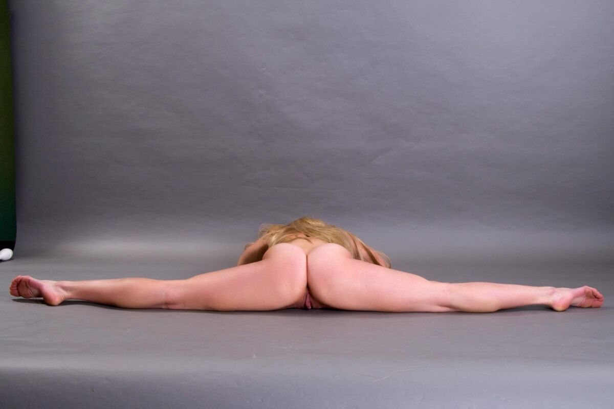 Naked Yoga: chicas flexibles que se estiran y doblan 07