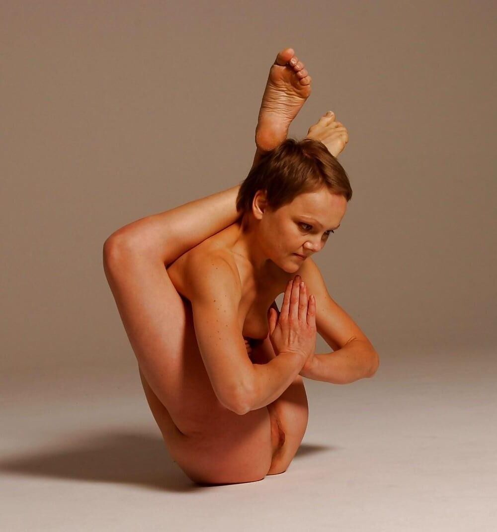 Naked Yoga: chicas flexibles que se estiran y doblan 07