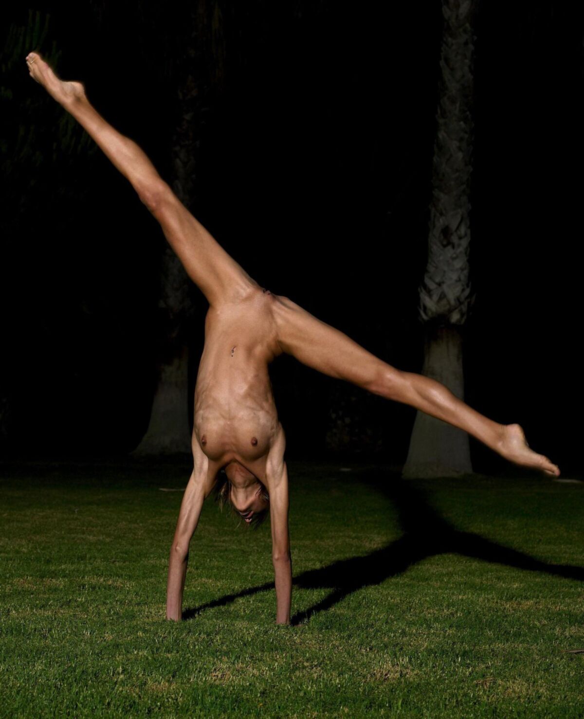 Naked Yoga: chicas flexibles que se estiran y doblan 09