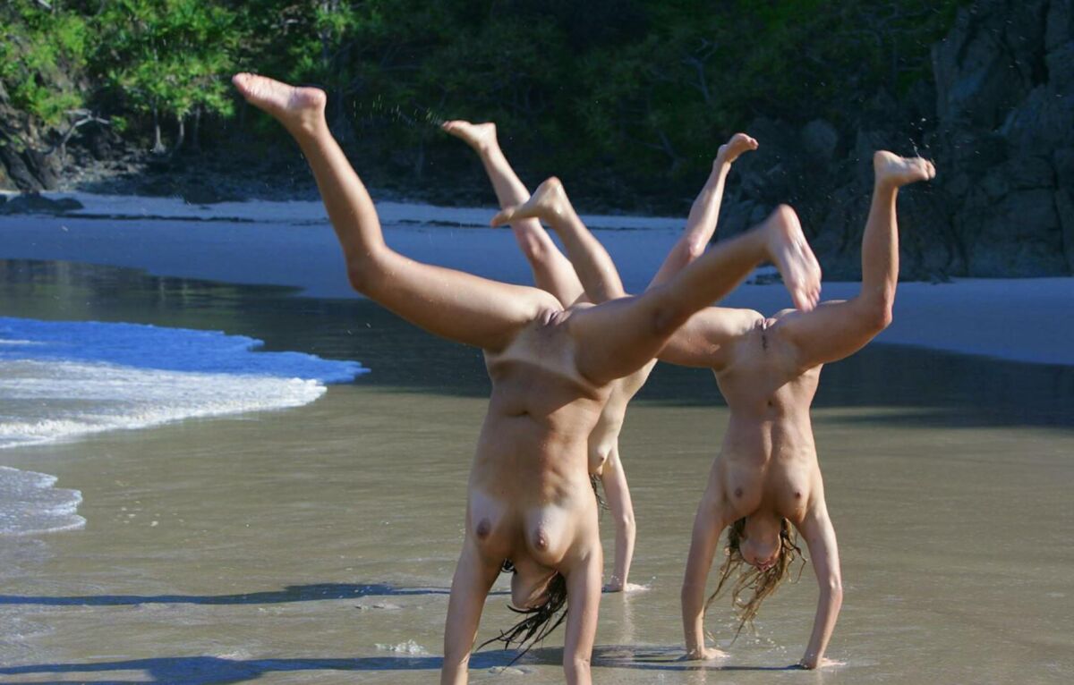 Naked Yoga: chicas flexibles que se estiran y doblan 03