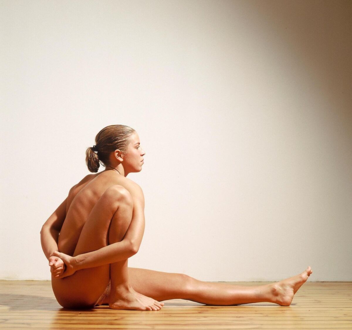 Naked Yoga: chicas flexibles que se estiran y doblan 07