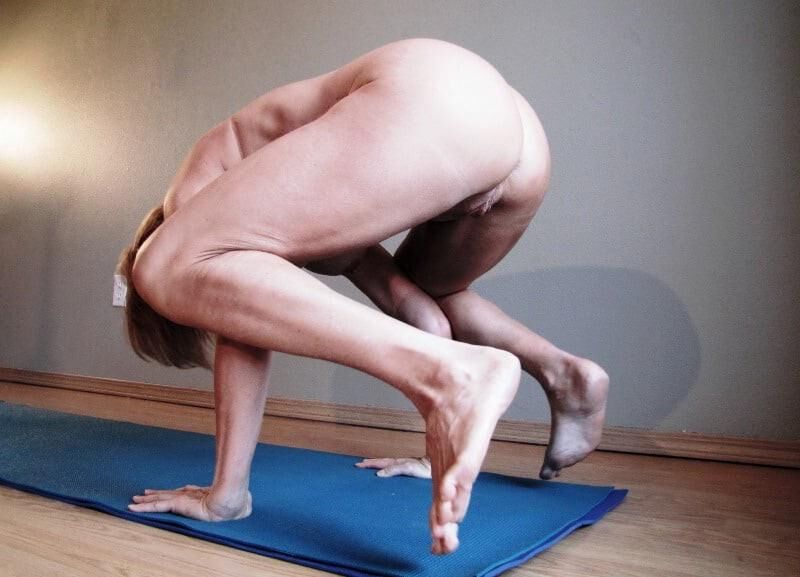 Naked Yoga: chicas flexibles que se estiran y doblan 10