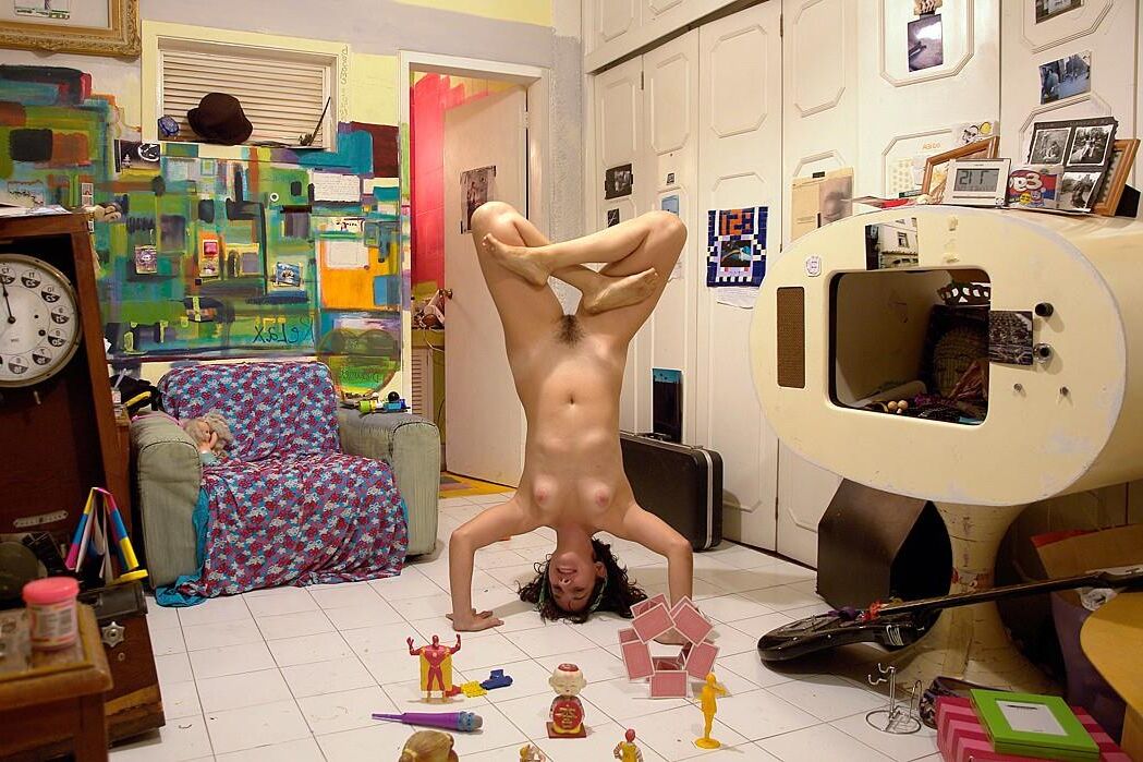 Naked Yoga: chicas flexibles que se estiran y doblan 03