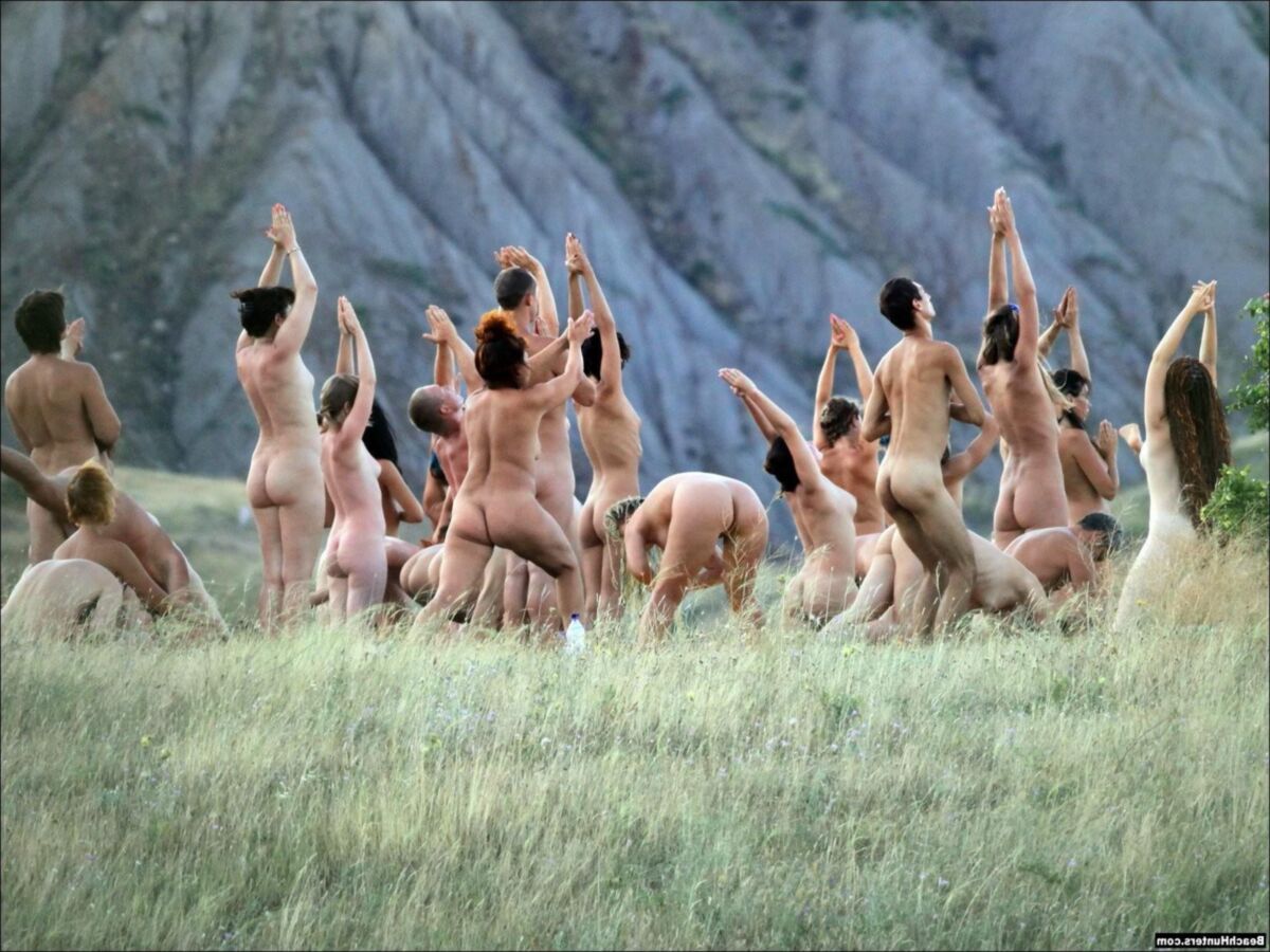 Naked Yoga: chicas flexibles que se estiran y doblan 07