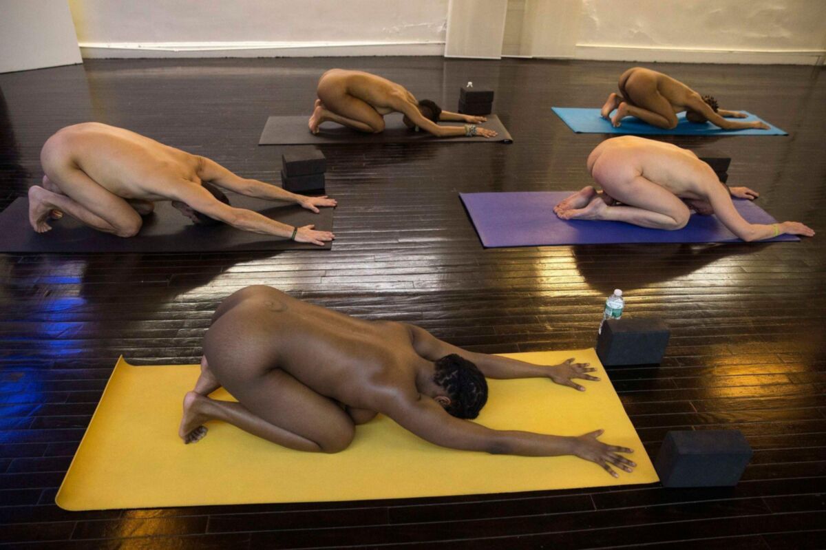 Naked Yoga: chicas flexibles que se estiran y doblan 09