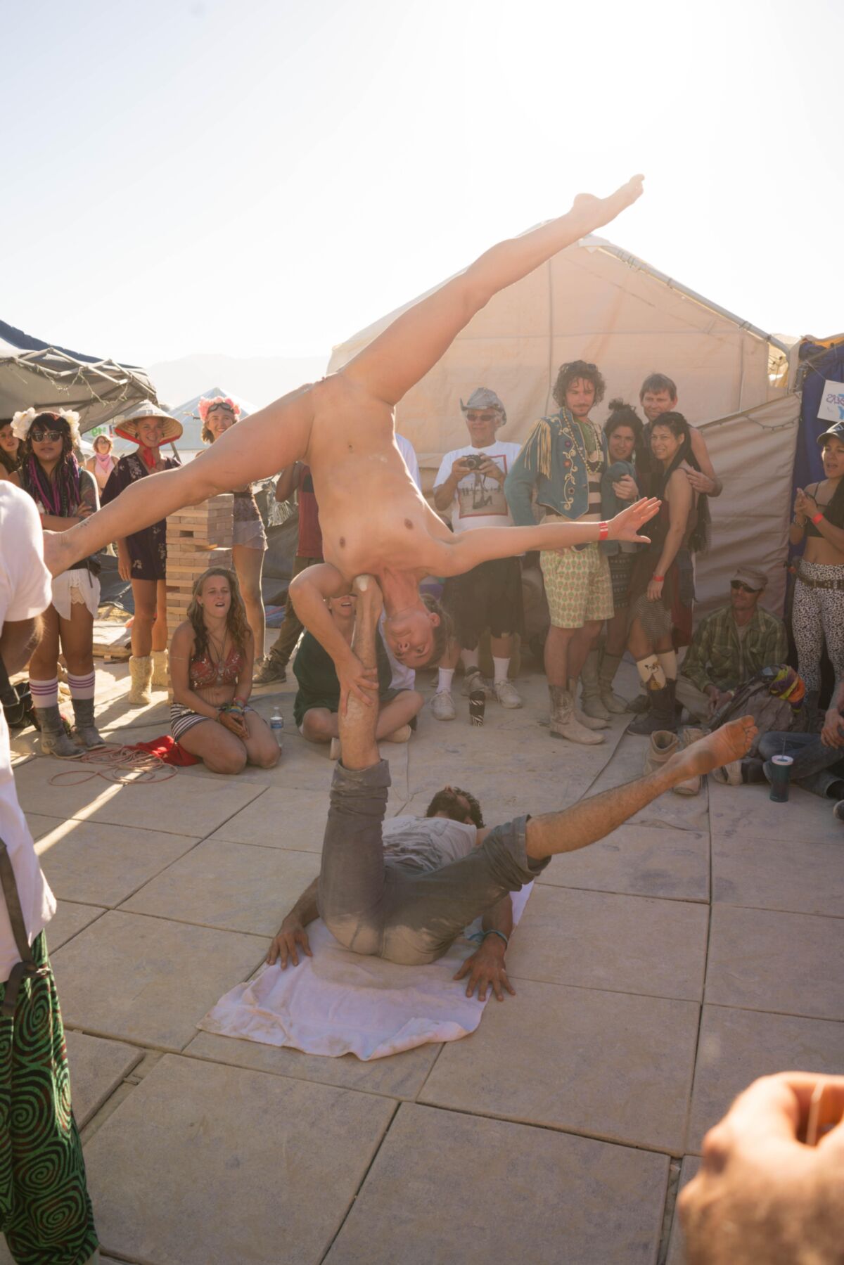 Naked Yoga: chicas flexibles que se estiran y doblan 11