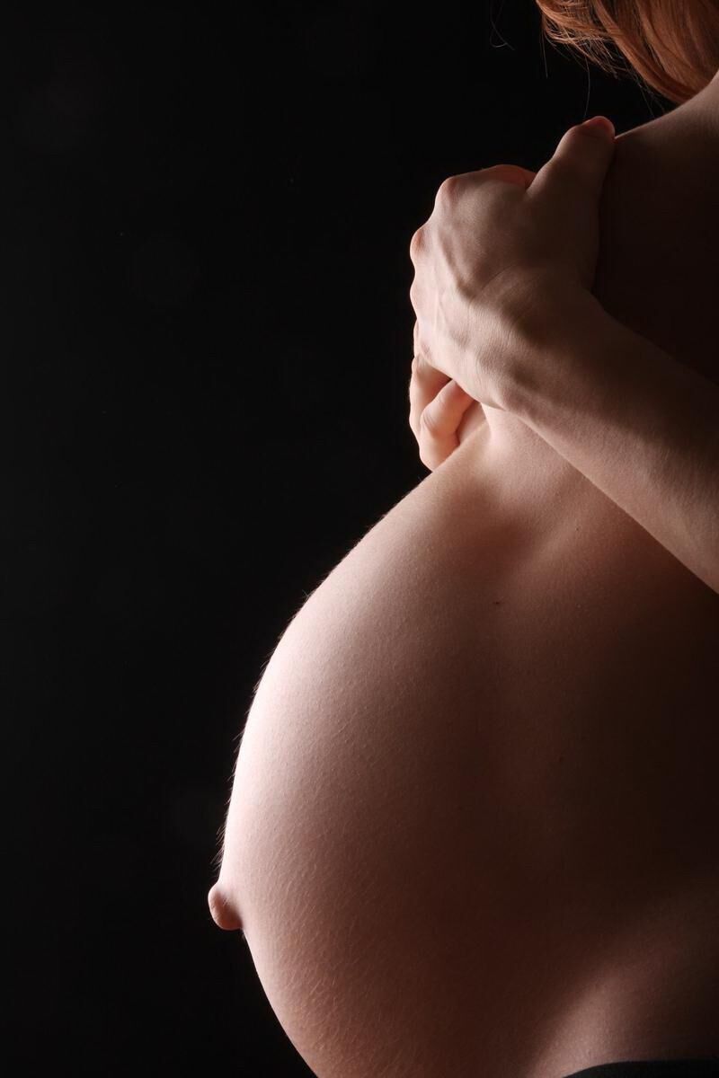 Séance photo avec une fille enceinte sexy