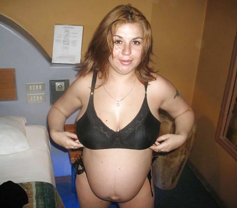 Latina enceinte aux gros seins