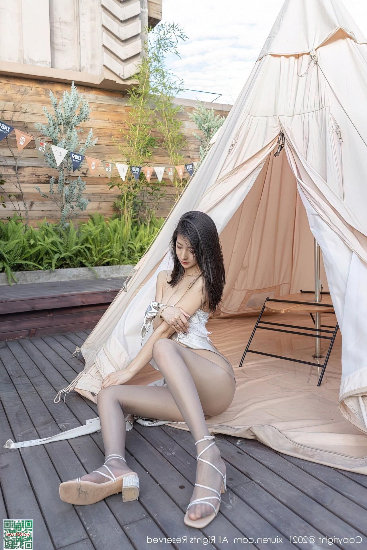 Xiong Xiaonuo lleva un vestido beige