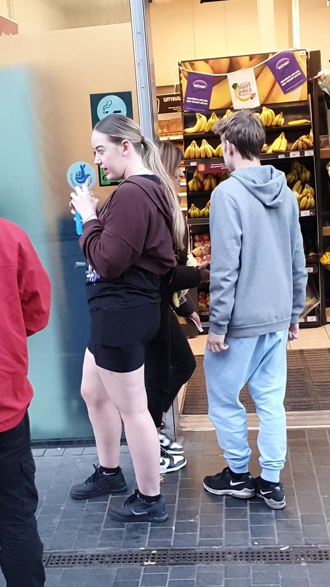 [CANDID] CHAV TEEN SHOWS OFF SHAPELY BUM