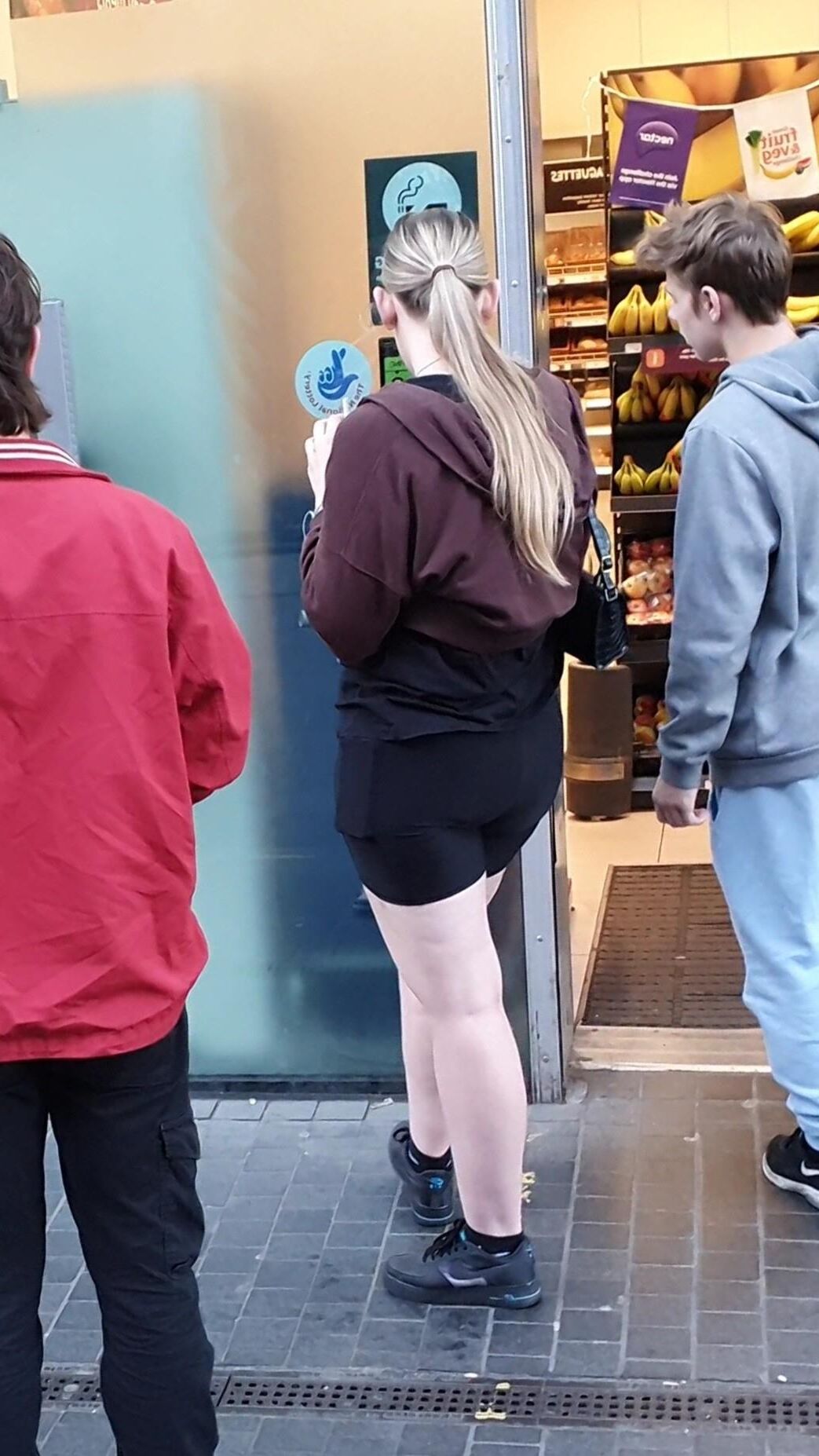 [CANDID] CHAV TEEN SHOWS OFF SHAPELY BUM