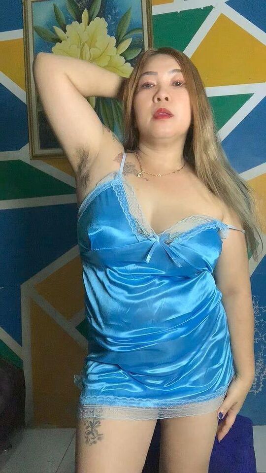 BBW con axilas cubiertas y peludas