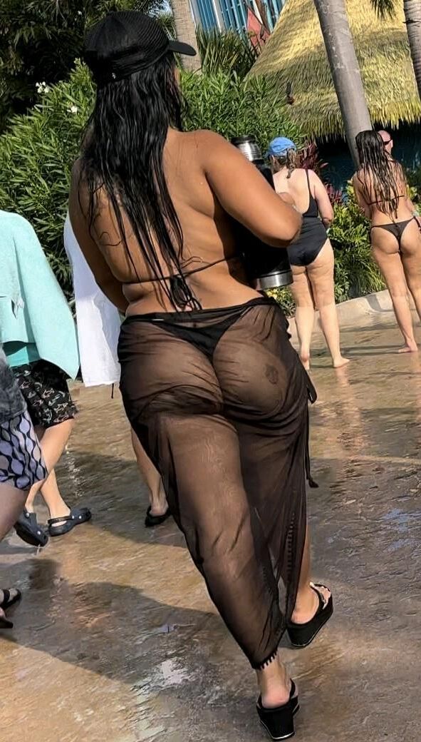 BELLES GROS SEINS EN BIKINI AU WATERPARK