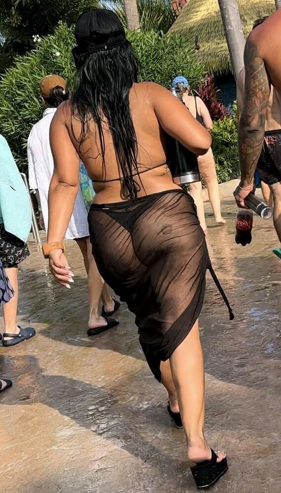 BELLES GROS SEINS EN BIKINI AU WATERPARK