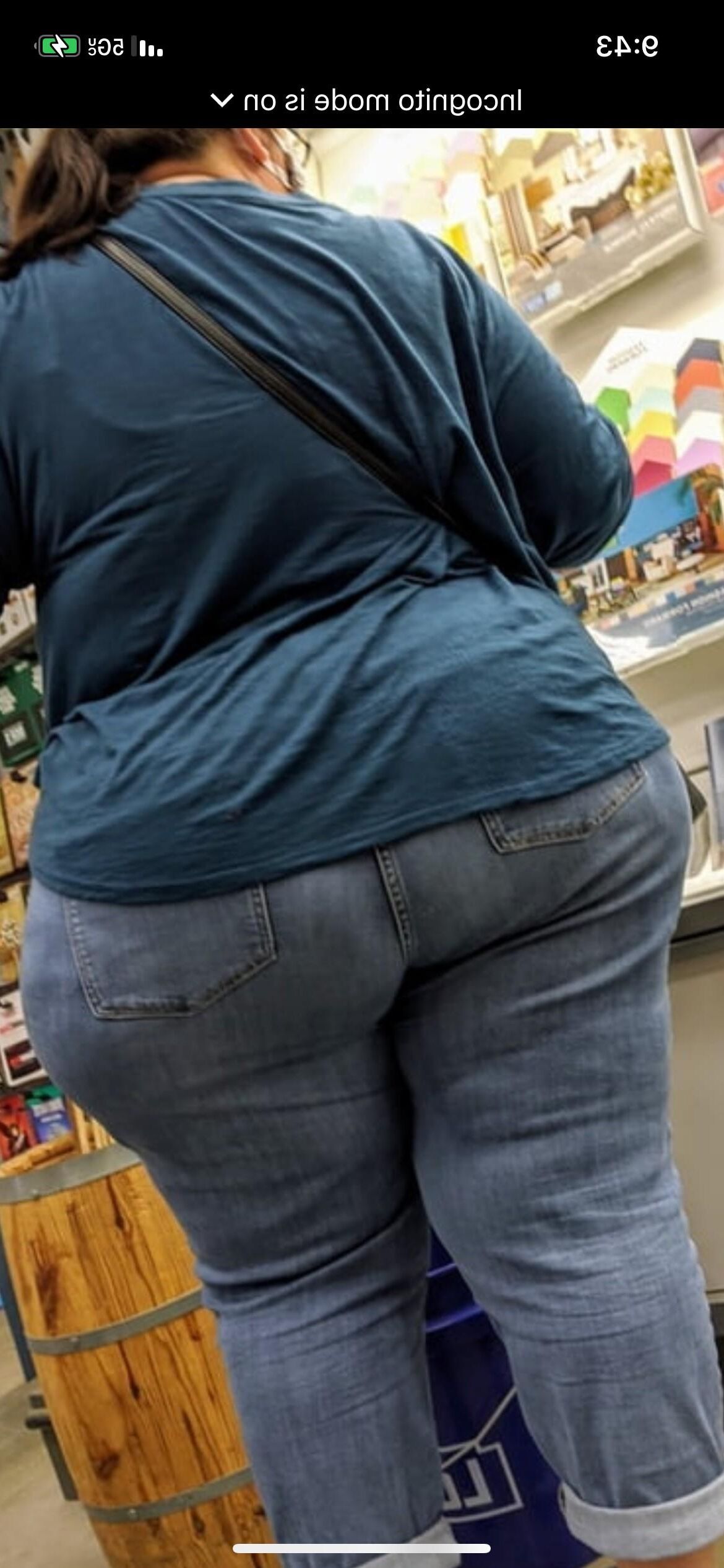 BIG WIDE JUICY THICK MEATY MATURE LATIN ASS IN JEANS