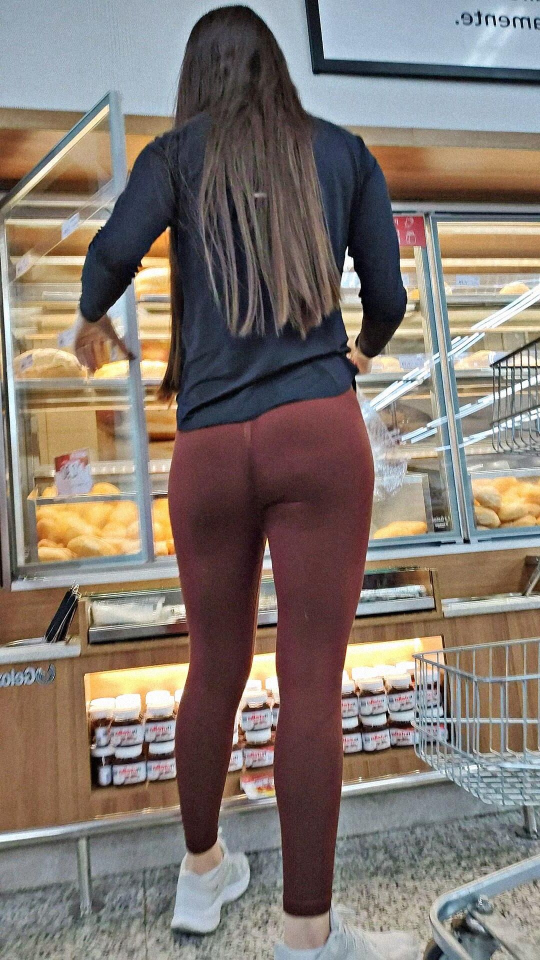 Candid   Yoga pants tight ass in the supermarket