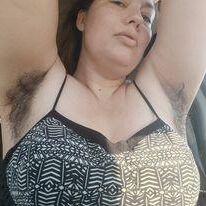 BBW con axilas cubiertas y peludas