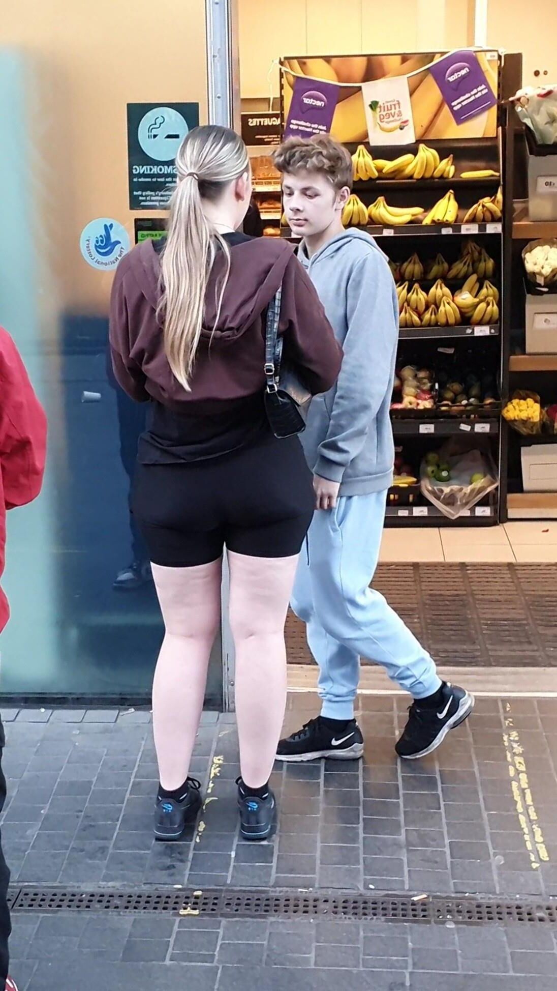 [CANDID] CHAV TEEN SHOWS OFF SHAPELY BUM