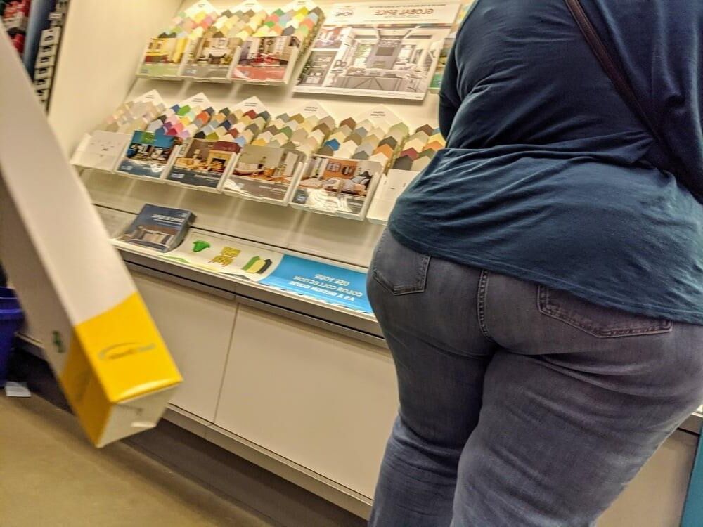 BIG WIDE JUICY THICK MEATY MATURE LATIN ASS IN JEANS