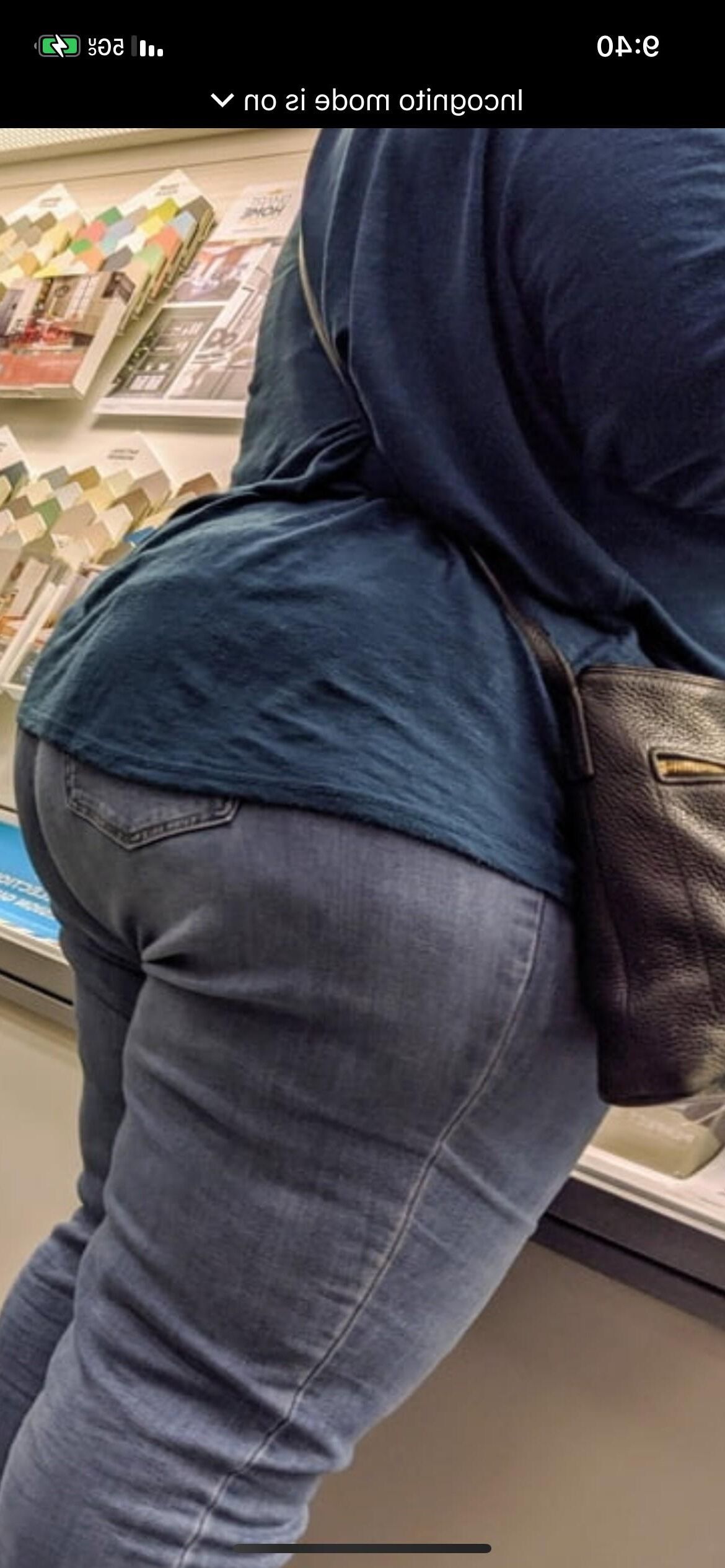 BIG WIDE JUICY THICK MEATY MATURE LATIN ASS IN JEANS