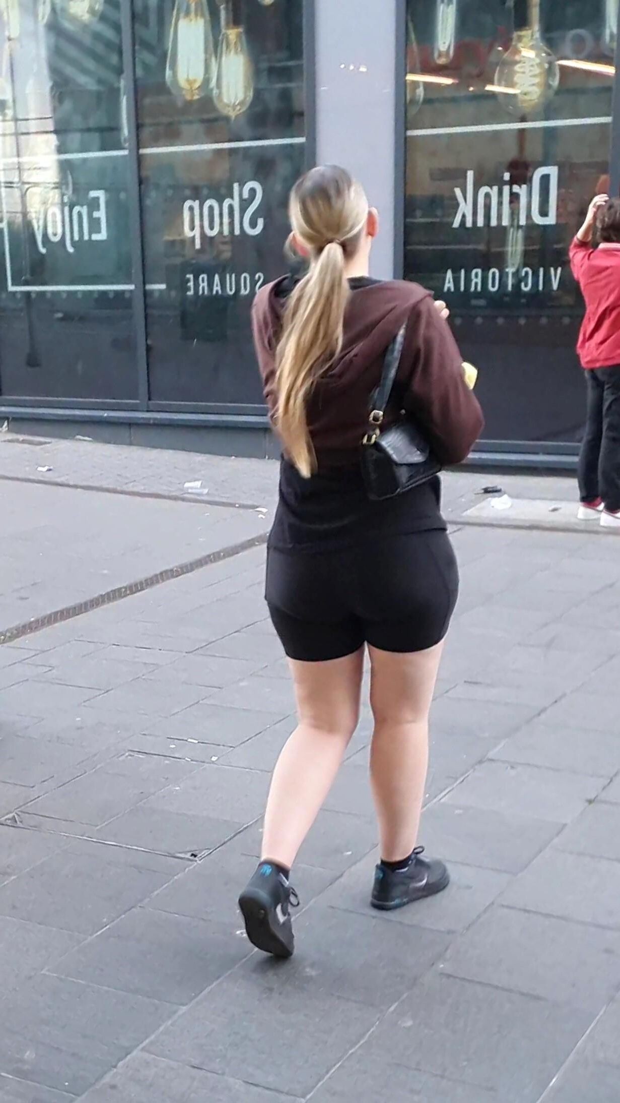 [CANDID] CHAV TEEN SHOWS OFF SHAPELY BUM