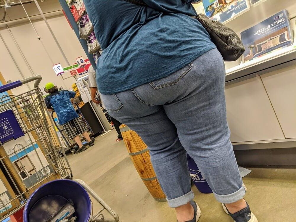 BIG WIDE JUICY THICK MEATY MATURE LATIN ASS IN JEANS