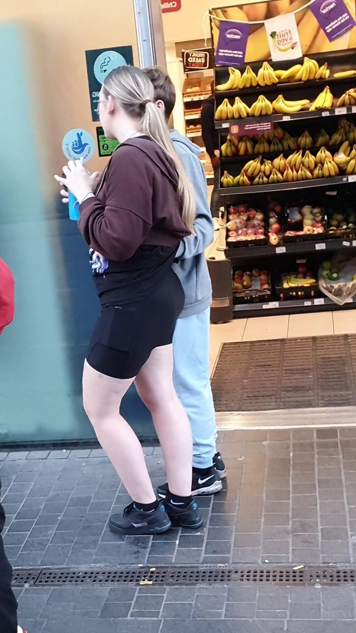 [CANDID] CHAV TEEN SHOWS OFF SHAPELY BUM