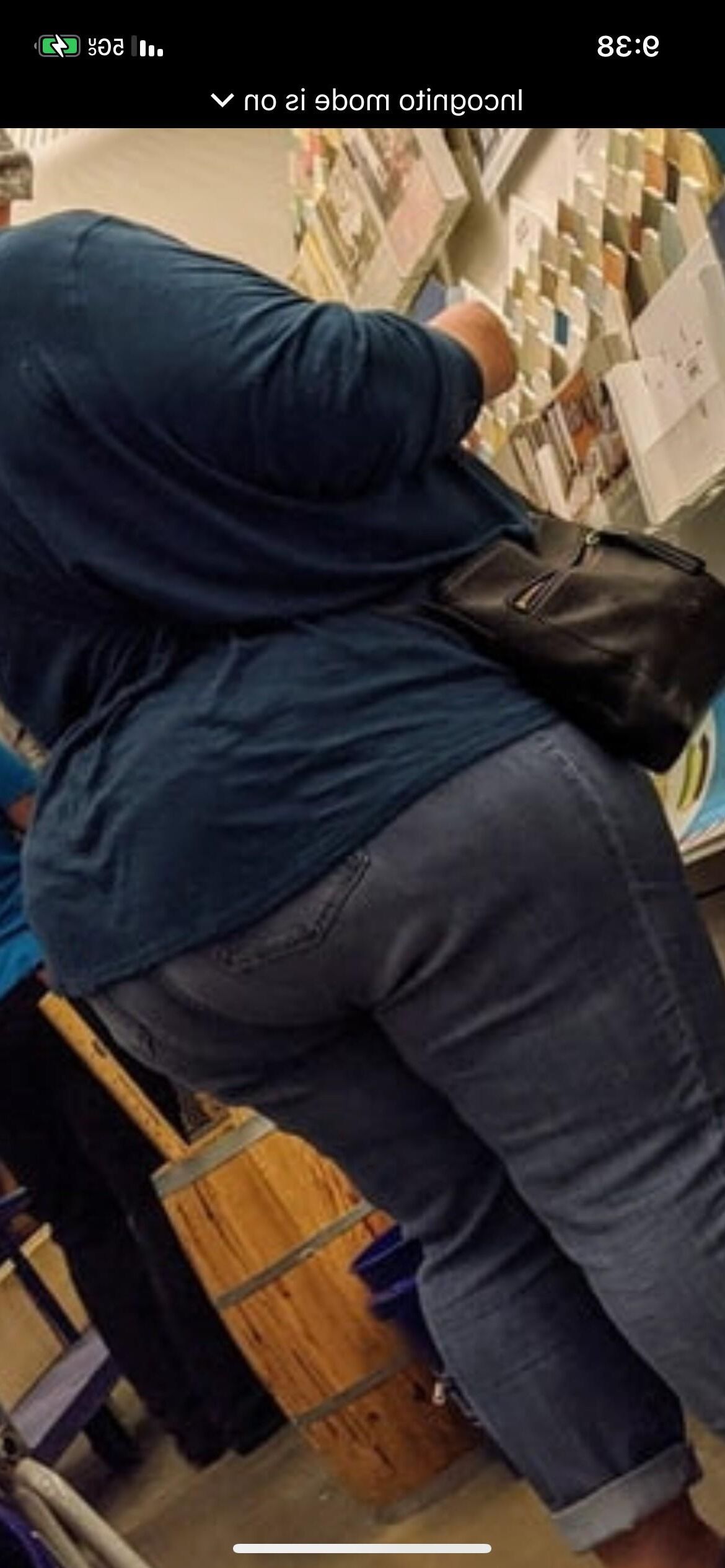 BIG WIDE JUICY THICK MEATY MATURE LATIN ASS IN JEANS