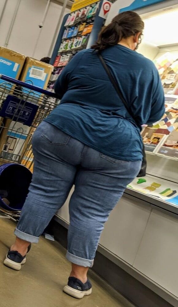 BIG WIDE JUICY THICK MEATY MATURE LATIN ASS IN JEANS