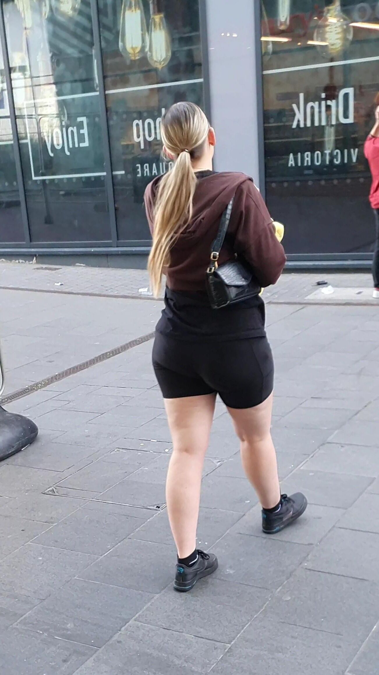 [CANDID] CHAV TEEN SHOWS OFF SHAPELY BUM